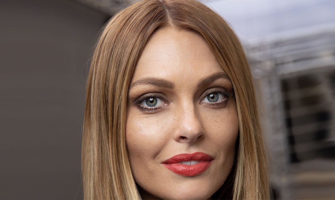 El rubio cobrizo claro con mechas es una alternativa brutal para iluminar tu mirada. Con los tonos 6.41 Avellana y 7.3 Rubio Dorado de la gama Excellence Creme de L’Oréal Paris darás con una combinación ideal.